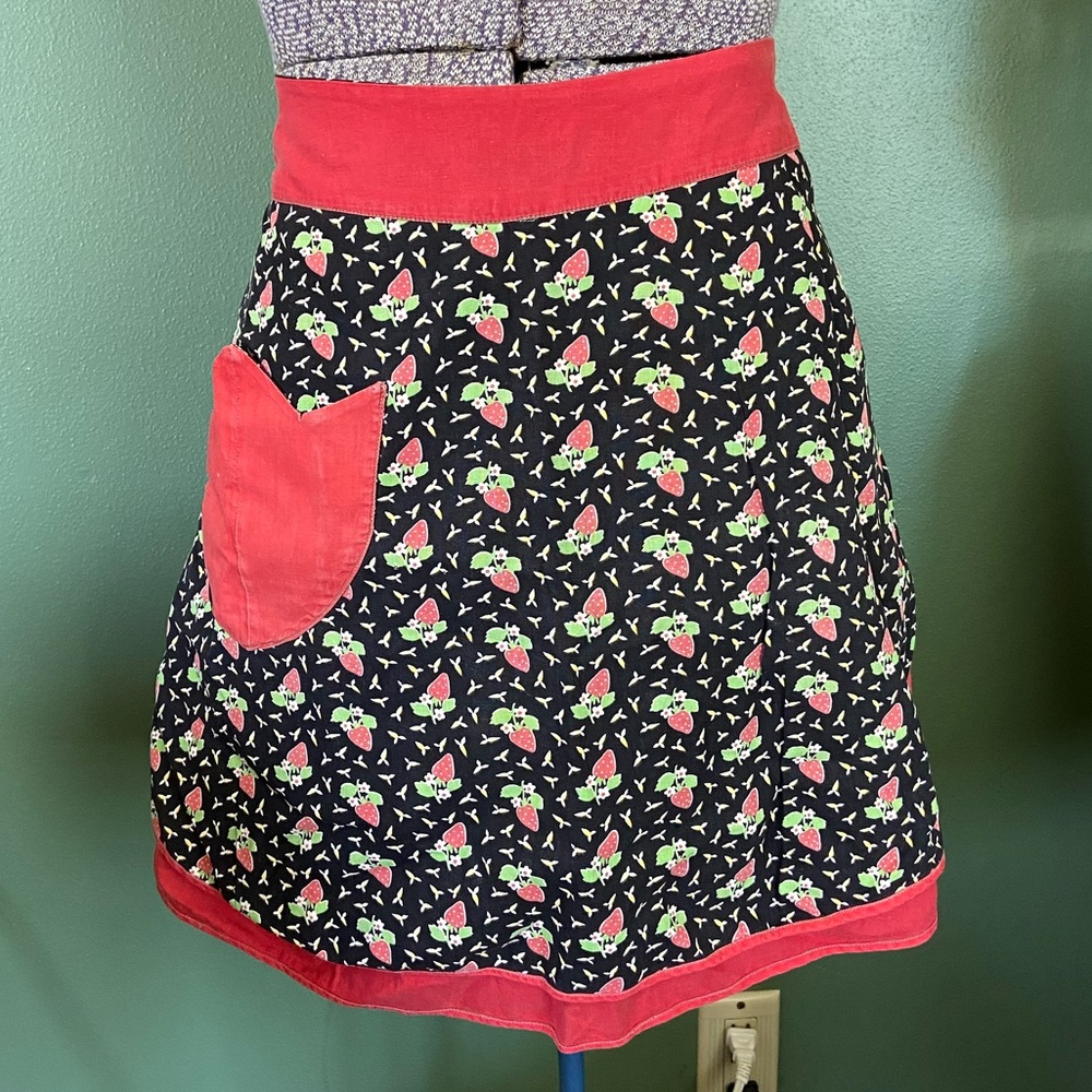 Vintage HALF APRON Reversible Strawberry Print Tulip Pocket Retro Housewife 50’s